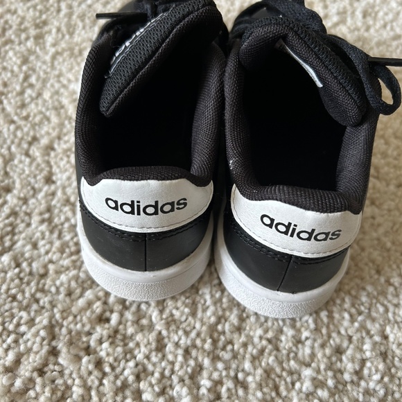 Boys Adidas Court Sneaker Size 11 - Picture 3 of 6
